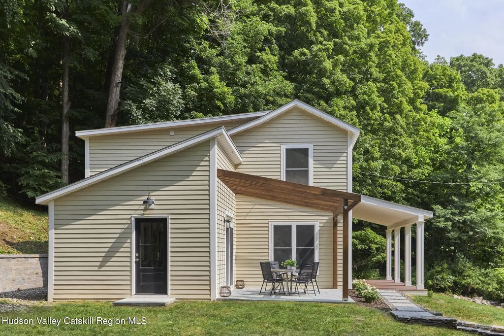 621 Milan Hollow Road, Rhinebeck