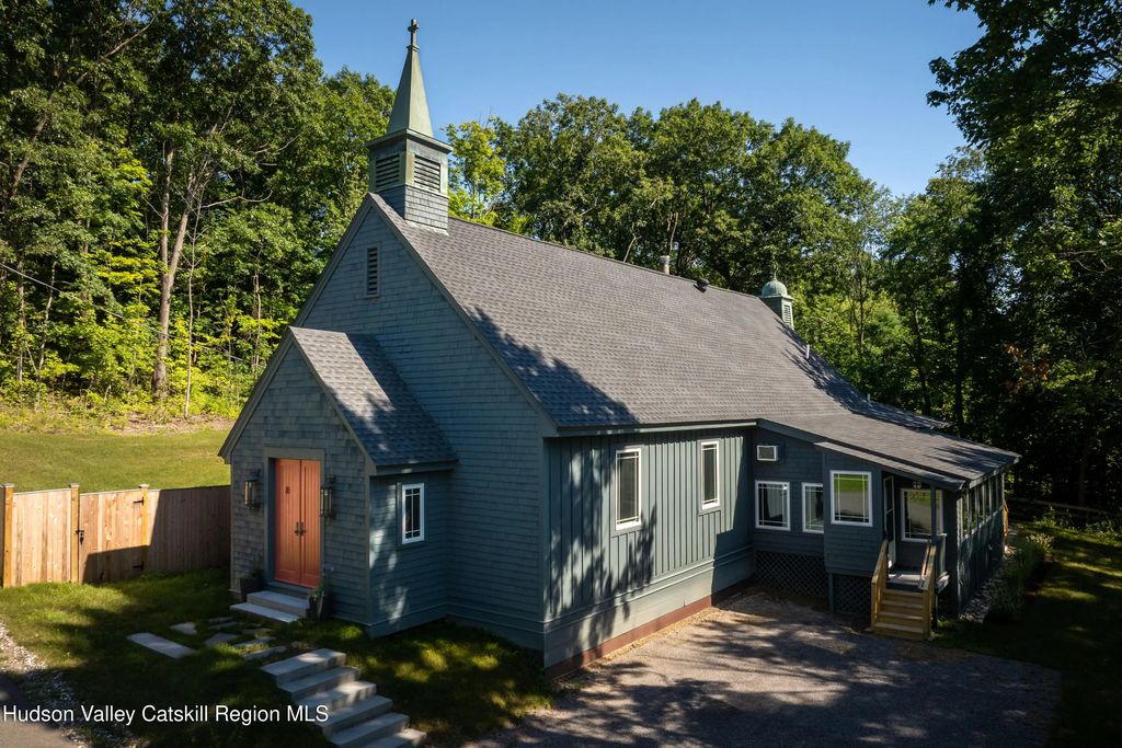 8 Chapel Drive, Valatie