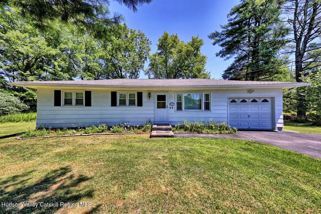 8 Autumn Lane, Freehold