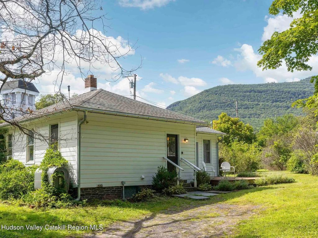 692-698 Ny-32a, Palenville