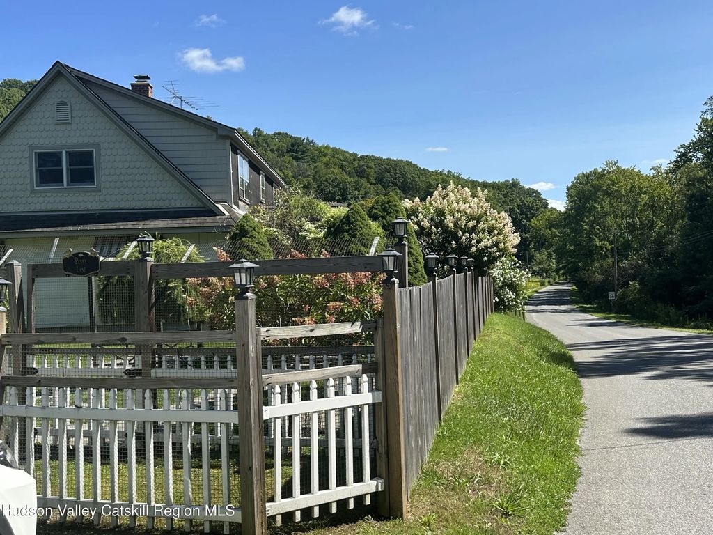 199 Flints Crossing Road, Canaan