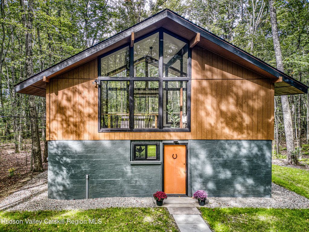 495 Silver Hollow Road, Willow