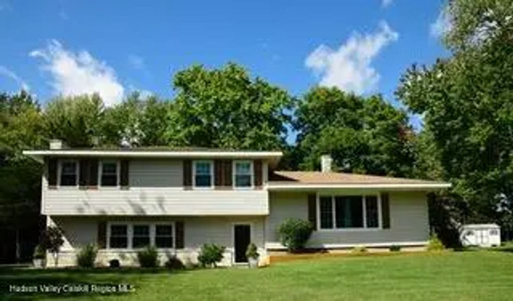 313 Pine Circle, Ghent