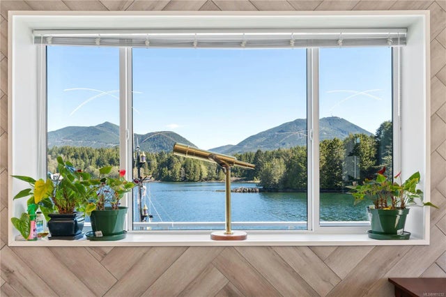 2 of 47 - 2015 Bay St, Ucluelet, BC