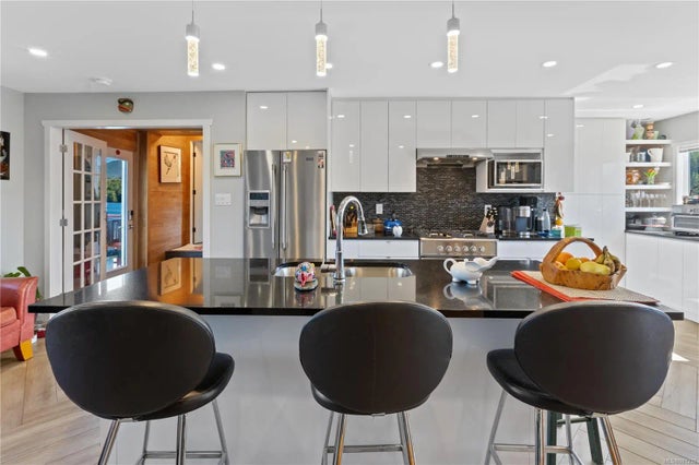 5 of 47 - 2015 Bay St, Ucluelet, BC