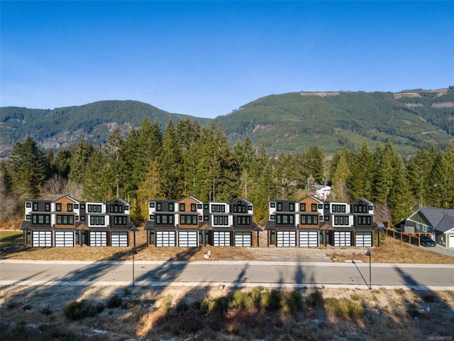 1 of 30 - 118 Edgewood Dr, Lake Cowichan, BC