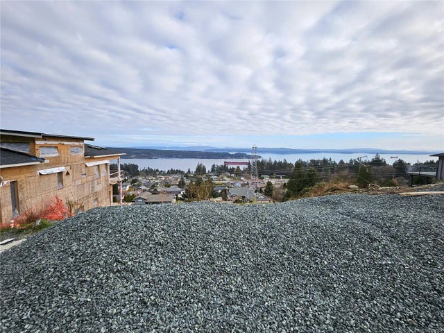 1 of 8 - 403 Thetis Dr, Ladysmith, BC