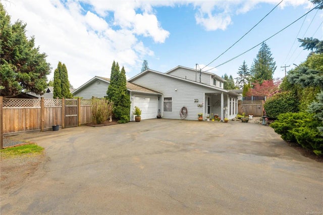 2 of 38 - 239 Fifth Ave, Qualicum Beach, BC