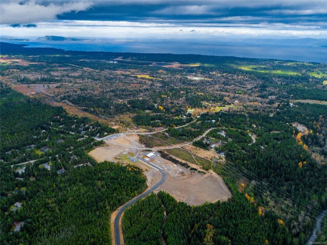 2 of 9 - 3 Ashling Rd, Qualicum Beach, BC