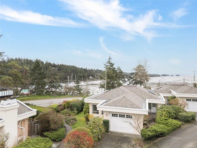 1 of 23 - 258 Lower Ganges Rd 32, Salt Spring, BC