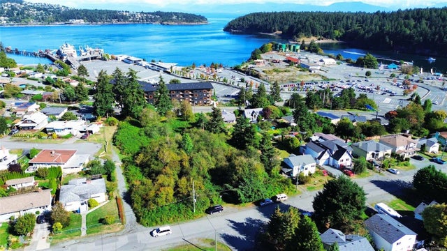 1 of 8 - 565 Brechin Rd, Nanaimo, BC
