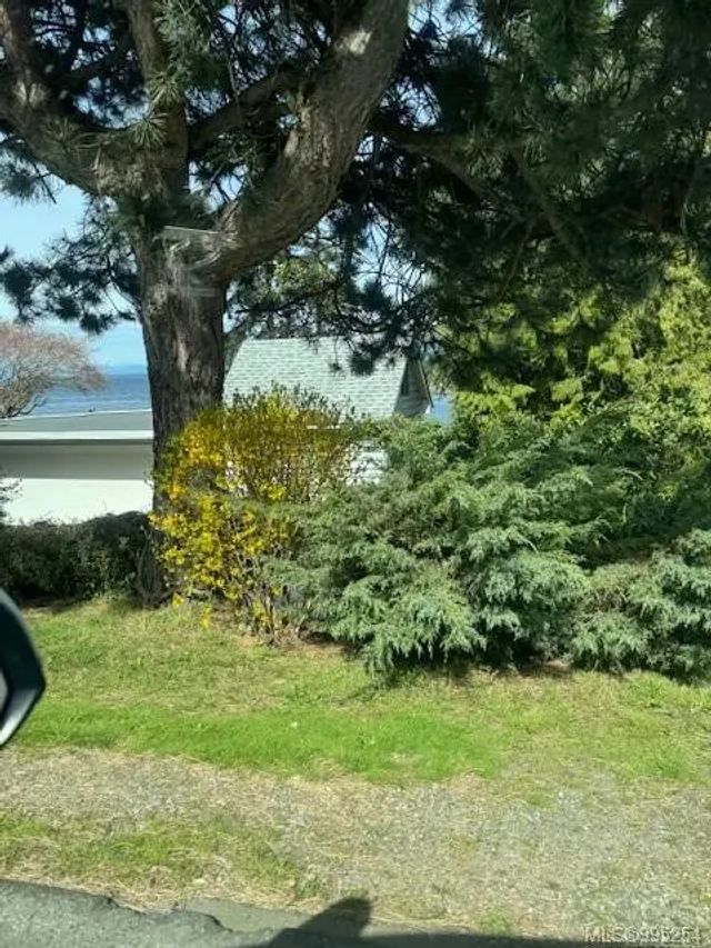 2 of 2 - 3761 Hammond Bay Rd Ne, Nanaimo, BC