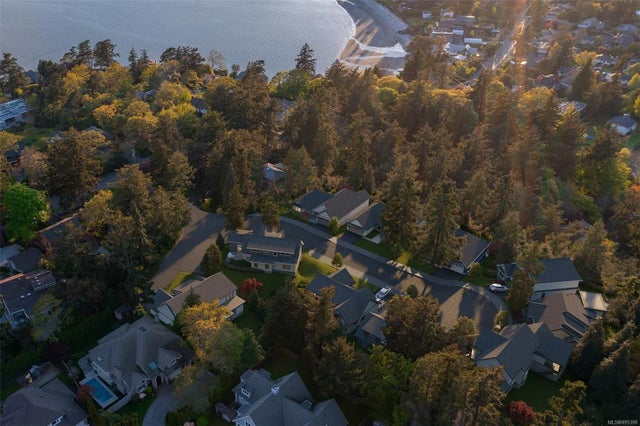 2 of 10 - 3915 Woodlands Pl, Saanich, BC