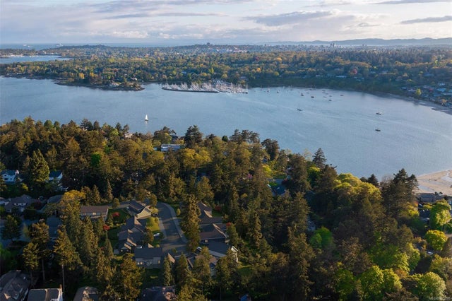 3 of 10 - 3915 Woodlands Pl, Saanich, BC