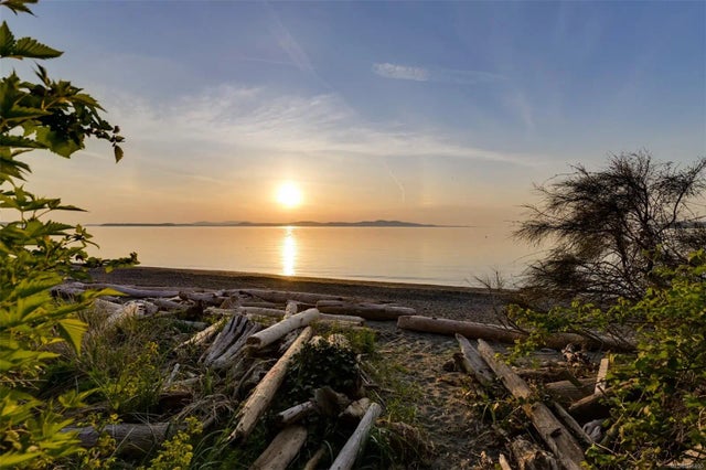 4 of 17 - 5153 Cordova Bay Rd, Saanich, BC