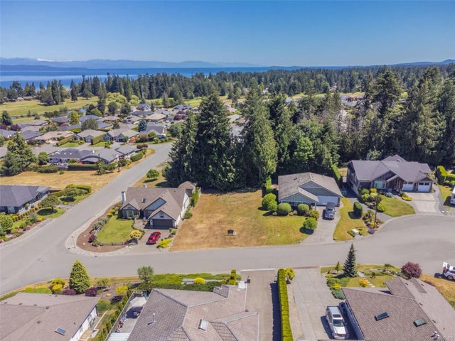 1 of 18 - 530 Sandwedge Close, Qualicum Beach, BC