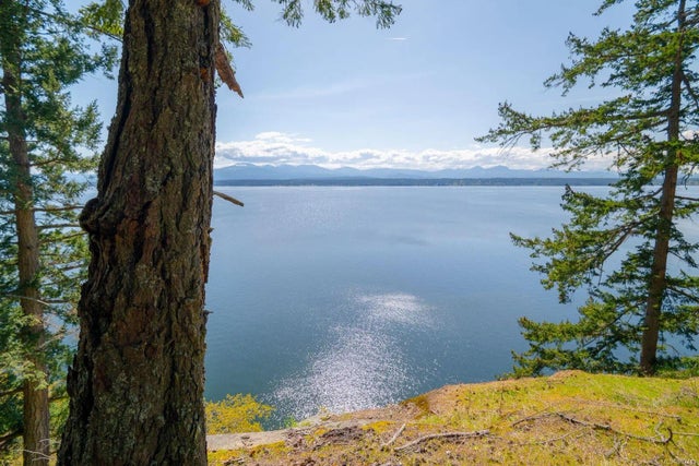 553 Flewett Dr, Decourcy Island