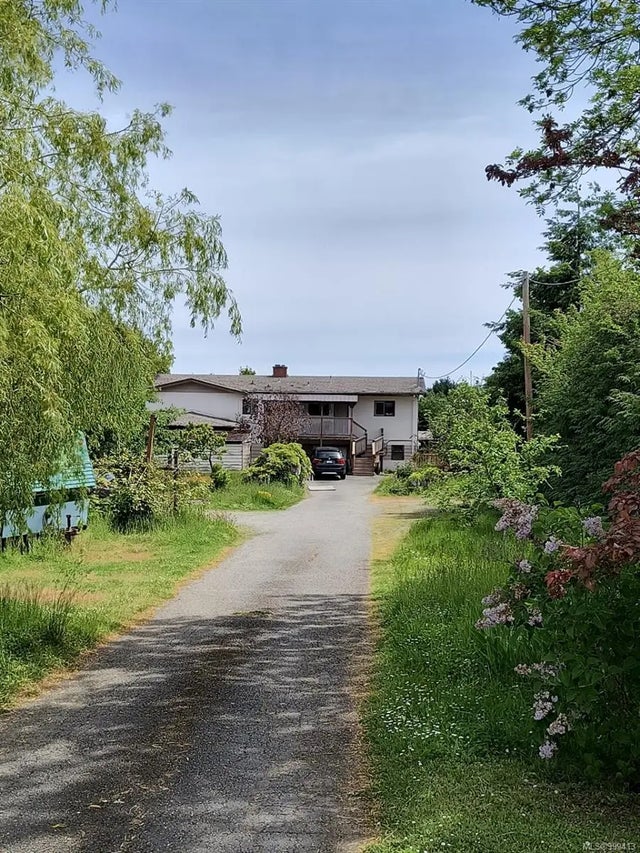 1 of 2 - 9175 East Saanich Rd, North Saanich, BC