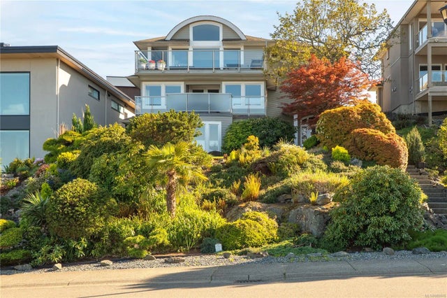 1 of 77 - 3724 Glen Oaks Dr, Nanaimo, BC