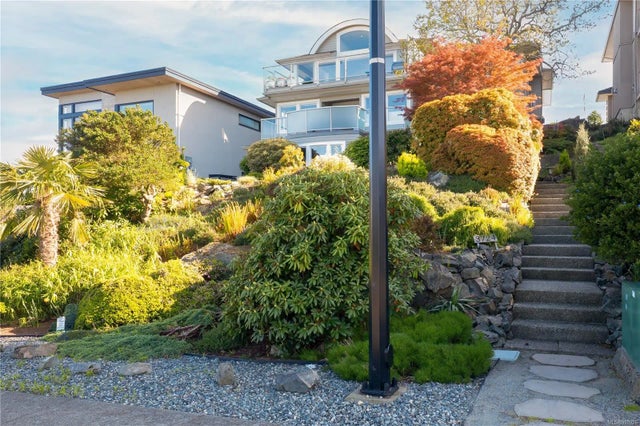 2 of 77 - 3724 Glen Oaks Dr, Nanaimo, BC