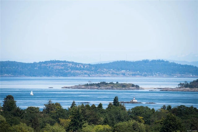 4 of 60 - 305 Denison Rd, Oak Bay, BC