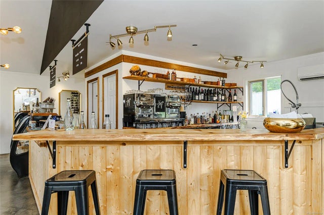 2 of 23 - 325 Fernwood Rd, Salt Spring, BC