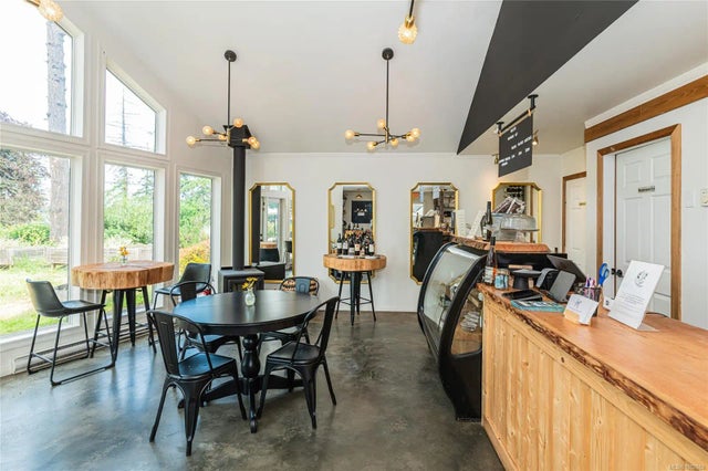 4 of 23 - 325 Fernwood Rd, Salt Spring, BC