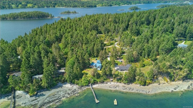 1 of 23 - 207 Welbury Dr, Salt Spring, BC