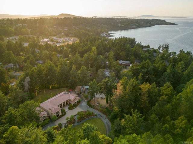 1 of 72 - 2495 Shannon Pl, Saanich, BC