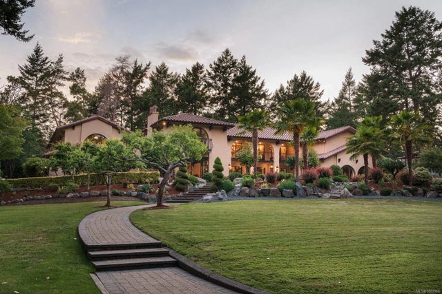 4 of 72 - 2495 Shannon Pl, Saanich, BC