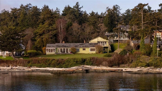 3 of 21 - 3901 Tudor Ave, Saanich, BC