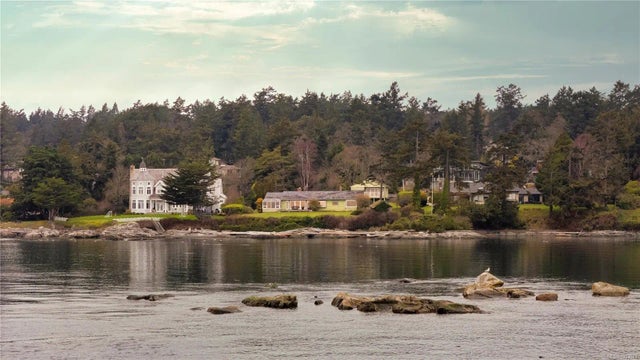 5 of 21 - 3901 Tudor Ave, Saanich, BC