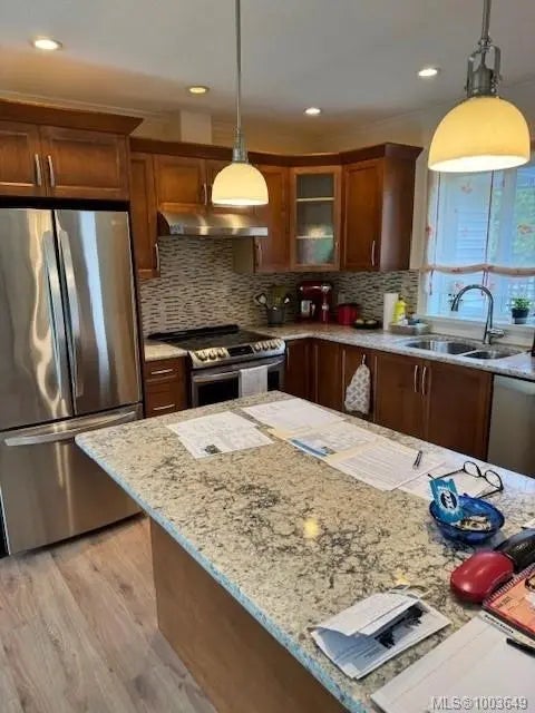 3 of 4 - 1702 Country Rd, Qualicum Beach, BC