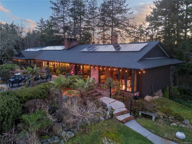 2 of 55 - 1996 Ferndale Rd, Saanich, BC