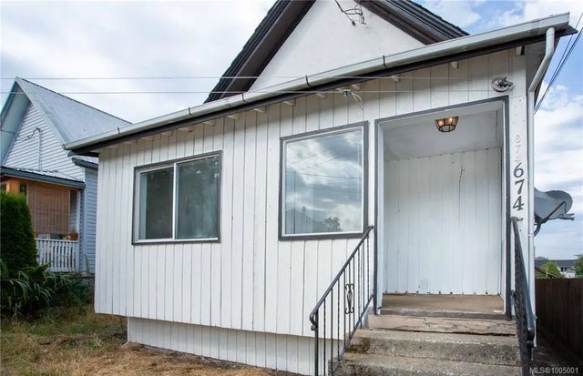 1 of 7 - 674 Farquhar St, Nanaimo, BC