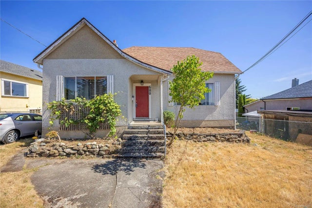 1 of 17 - 680 Pine St, Nanaimo, BC