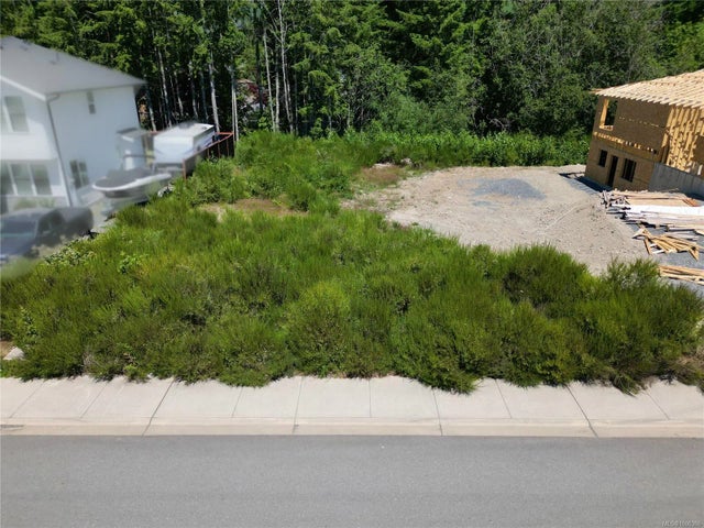 3 of 8 - 145 Edgewood Dr, Lake Cowichan, BC