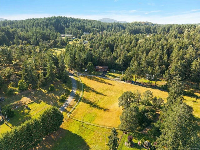 1 of 52 - 1649 Charlton Rd, Saanich, BC