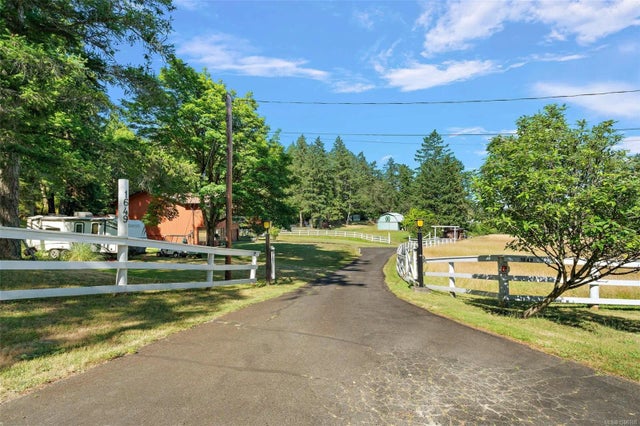 3 of 52 - 1649 Charlton Rd, Saanich, BC