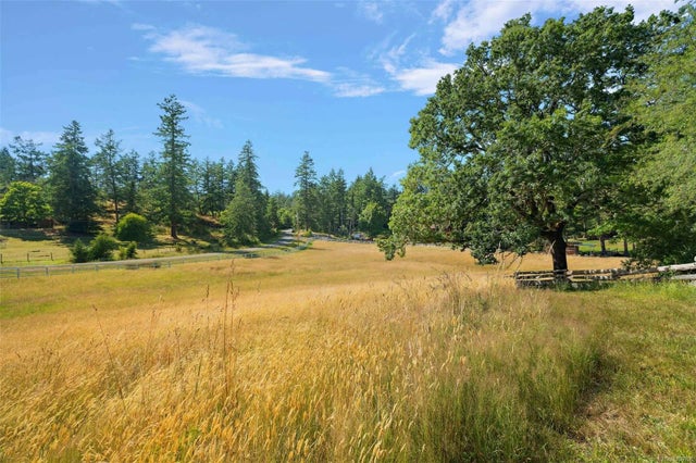 5 of 52 - 1649 Charlton Rd, Saanich, BC