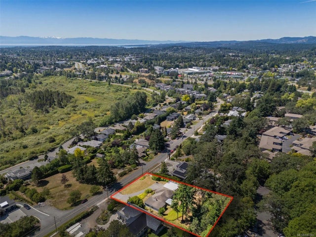 2 of 69 - 854 Royal Oak Ave, Saanich, BC