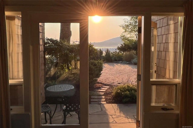 1 of 17 - 134 Madrona Dr 5 D1, Galiano Island, BC
