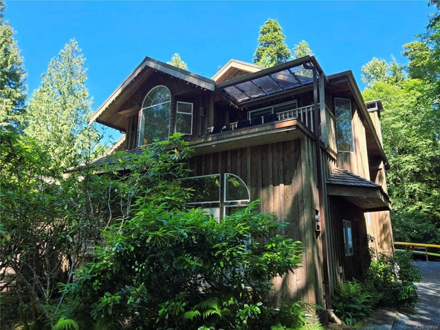 1 of 17 - 1294 Lynn Rd, Tofino, BC