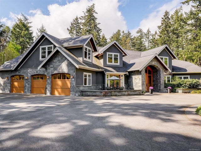 2 of 59 - 2615 Queenswood Dr, Saanich, BC