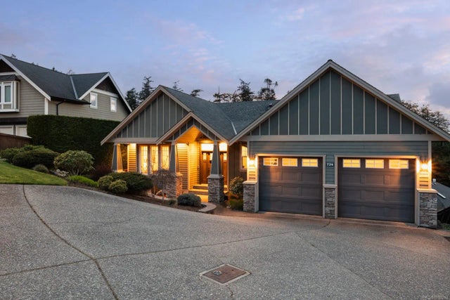 2 of 35 - 724 Bossi Pl, Saanich, BC