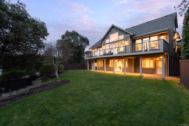 3 of 35 - 724 Bossi Pl, Saanich, BC