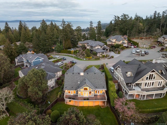 4 of 35 - 724 Bossi Pl, Saanich, BC