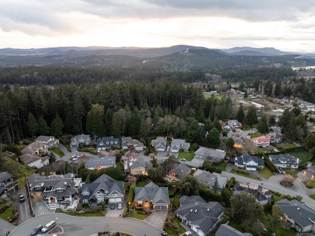 5 of 35 - 724 Bossi Pl, Saanich, BC