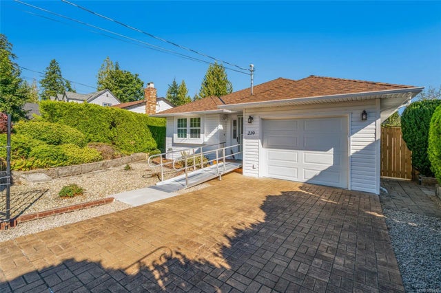 1 of 28 - 219 Sixth Ave W, Qualicum Beach, BC