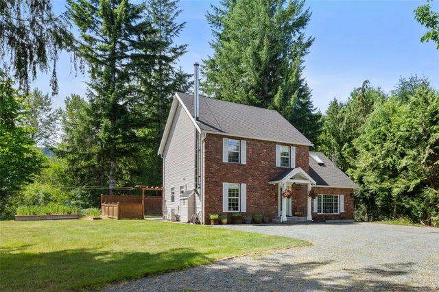 1 of 42 - 100 Comiaken Ave, Lake Cowichan, BC
